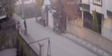 BEBEK ARABASINDAN 2 MİLYON LİRALIK ALTIN ÇALDI BEBEK ARABASINDAN 2 MİLYON LİRALIK ALTIN ÇALAN ŞÜPHELİ ÖNCE KAMERAYA SONRA POLİSE YAKALANDI