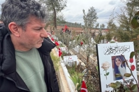 ENKAZ ALTINDAKİ KIZININ ELİNİ HİÇ BIRAKMAMIŞTI, DEPREMİN 3. YILINDA KABRİNİ ZİYARET ETTİ DEPREMDE ENKAZIN ALTINDA KALAN KIZININ ELİNİ BIRAKMADIĞI FOTOĞRAFLA HAFIZALARA KAZINAN MESUT HANÇER, DEPREMİN YIL DÖNÜMÜNDE KIZI IRMAK LEYLA'NIN KABRİNİ ZİYARET ETTİ