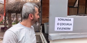 BURSA'DA İSTEDİĞİ İLE EVLENEN KADIN LOKMA DAĞITTI