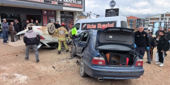 BURSA'DA EHLİYETSİZ SÜRÜCÜ, PARK HALİNDEKİ ARAÇLARA ÇARPTI: 8 ÖĞRENCİ YARALANDI