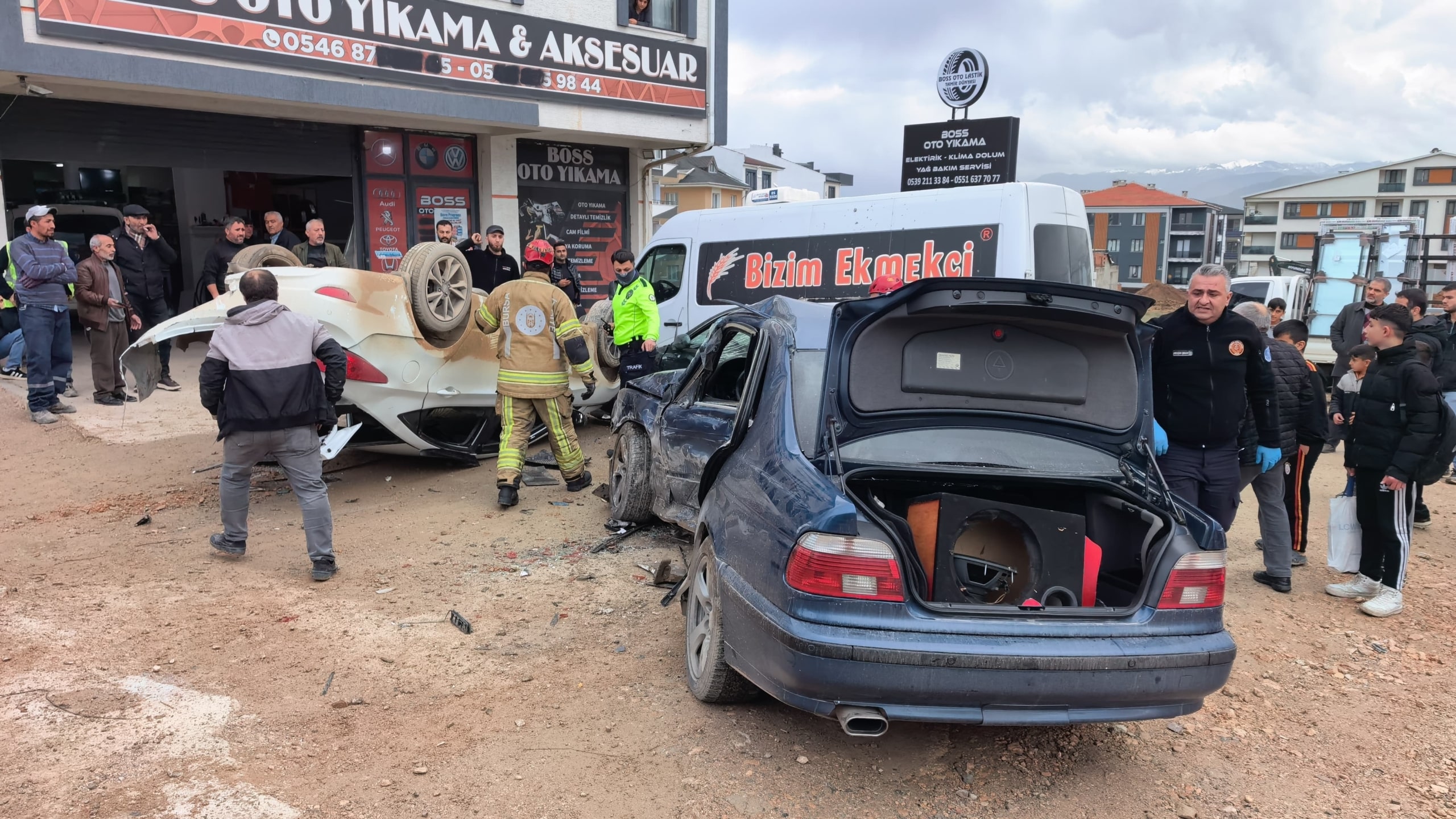 BURSA'DA EHLİYETSİZ SÜRÜCÜ, PARK HALİNDEKİ ARAÇLARA ÇARPTI: 8 ÖĞRENCİ YARALANDI