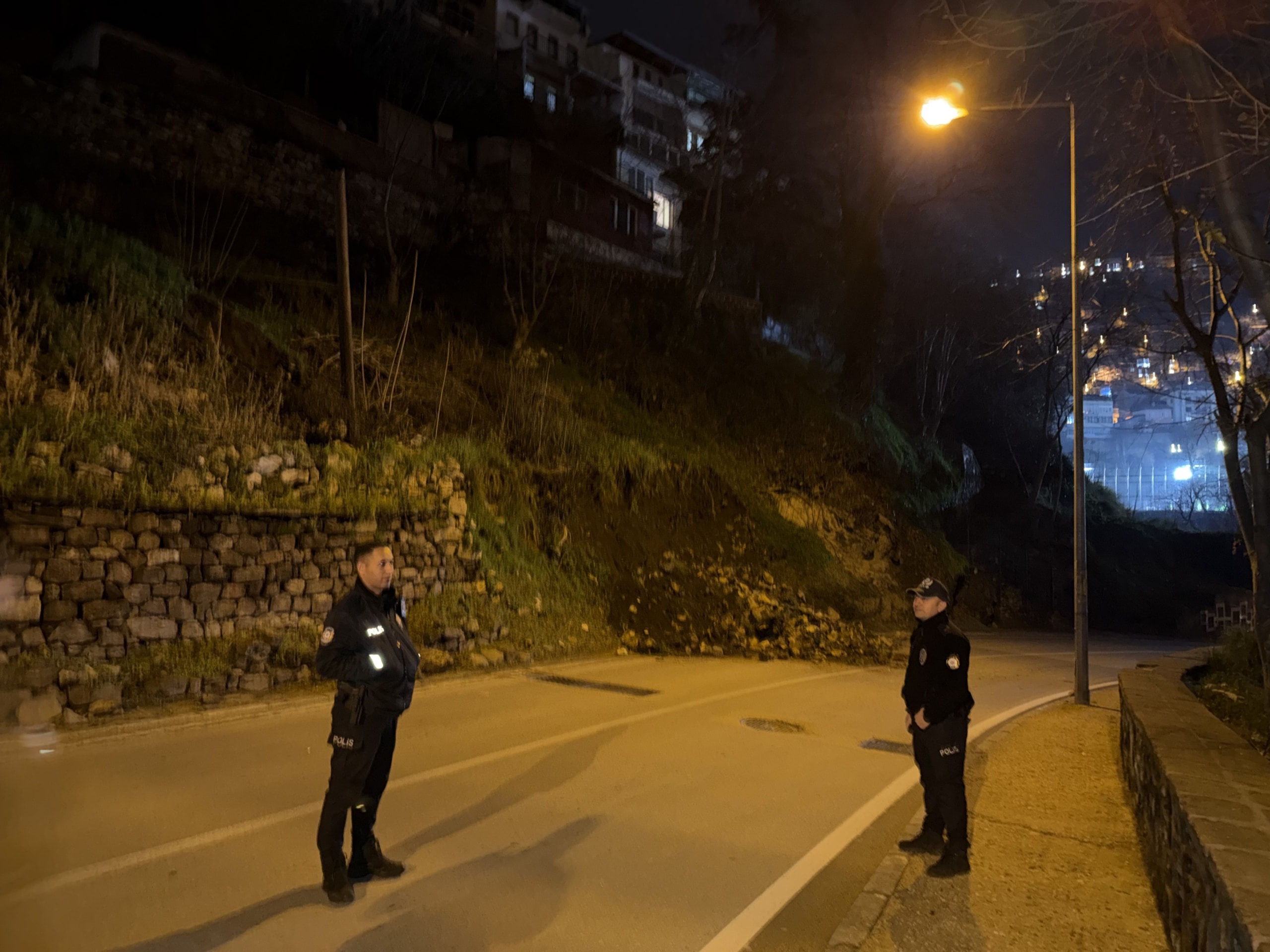 BURSA'DA HEYELAN: TOPHANE-MURADİYE YOLU ULAŞIMA KAPANDI