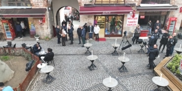 BURSA'DA TARİHİ HANLARDA YENİ DÖNEM: AVLULAR BOŞALTILIYOR BURSA'DAKİ TARİHİ HANLARA ORTAK KURUL KARARIYLA YENİ DÜZENLEME GETİRİLDİ KOZAHAN'DA MASA VE SANDALYELER ORTAK KURUL KARARIYLA KALDIRILIYOR