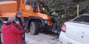 ULUDAĞ YOLUNDA KAR KÜREME ARACI OTOMOBİLLE ÇARPIŞTI: 2 YARALI