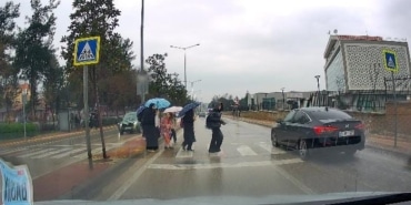 YAYALARA YOL VERMEYEN OTOMOBİL ÖĞRENCİLERİ TEHLİKEYE ATTI