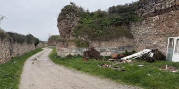 İZNİK'TE 2 BİN YILLIK SURLARA SPREY BOYA İLE YAZILAN YAZILAR TEPKİ ÇEKTİ