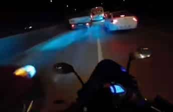 MOTOSİKLETLİNİN TEHLİKE ATLATTIĞI ANLAR KAMERADA ZİNCİRLEME KAZAYA ÇARPMAKTAN SON ANDA KURTULDU