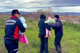 ULUABAT GÖLÜ'NDE MAHSUR KALAN AİLEYİ JANDARMA KURTARDI