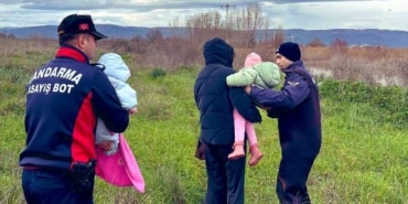 ULUABAT GÖLÜ'NDE MAHSUR KALAN AİLEYİ JANDARMA KURTARDI