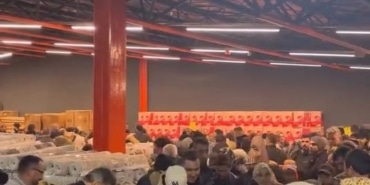 100 TL'LİK İNDİRİM İZDİHAMI: BİRBİRLERİNİ EZDİLER