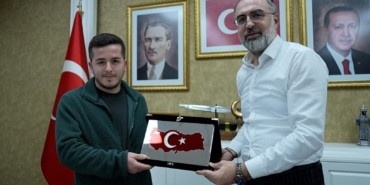 BAŞKAN EROL, TÜRK BAYRAĞI'NI YERDE BIRAKMAYAN KURYEYİ ÖDÜLLENDİRDİ