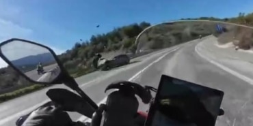 MOTOSİKLETTE ÖLÜM BÖYLE GELDİ... SOLLAMA YAPIP KARŞI ŞERİDE GEÇEN MOTOSİKLET İLE OTOMOBİL KAFA KAFAYA ÇARPIŞTI O ANLAR KASK KAMERASINDA HATALI SOLLAMA YAPAN MOTOSİKLET SÜRÜCÜSÜ HAYATINI KAYBETTİ