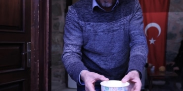 OSMANGAZİ'DEN İHTİYAÇ SAHİBİ AİLELERİN YÜZÜNÜ GÜLDÜREN HİZMET OSMANGAZİ BELEDİYESİ'NDEN VATANDAŞLARA ÇORBA VE EKMEK İKRAMI