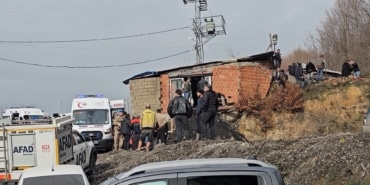 ÖZEL MADEN OCAĞINDA GÖÇÜK GÖÇÜK ALTINDA KALAN 3 KİŞİDEN BİRİ YARALI KURTULDU, DİĞER İKİSİNİ ARAMA KURTARMA ÇALIŞMALARI SÜRÜYOR
