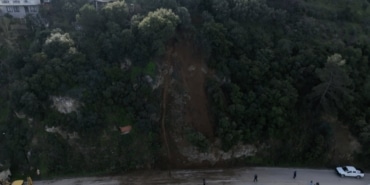 BURSA'DA HEYELAN BÖLGESİ TEMİZLENDİ...KAYAN BÖLGE DRON İLE GÖRÜNTÜLENDİ MUDANYA İLE GEMLİK İLÇESİNİ BİRBİRİNE BAĞLAYAN BÖLGEDEKİ HEYELANIN ARDINDAN TEMİZLİK ÇALIŞMALARI TAMAMLANDI MUDANYA BELEDİYE BAŞKANI DENİZ DALGIÇ: "ÜST KESİMDEKİ RUHSATLI EVLER İÇİN RİSK BULUNMUYOR. ANCAK RİSKLİ OLDUĞU DEĞERLENDİRİLEN ALANLARLA İLGİLİ TESPİT İŞLEMLERİ SÜRÜYOR"