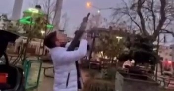 MAGANDALIKTA SINIR TANIMADI, POMPALIYLA ATEŞ AÇIP SOSYAL MEDYADA YAYINLADI POMPALI TÜFEKLE DEFALARCA HAVAYA ATEŞ AÇTI, O ANLAR KAMERAYA YANSIDI