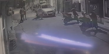 KANLI HESAPLAŞMA KAMERAYA BÖYLE YANSIDI... PEŞ PEŞE ATEŞ AÇTI, SOĞUKKANLI TAVIRLARI DİKKAT ÇEKTİ HUSUMETLİSİNİN ÖNÜNÜ KESİP KURŞUN YAĞDIRDI : O ANLAR KAMERADA