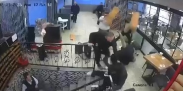 KAFEDE ÇIKAN KAVGADA ORTALIK SAVAŞ ALANINA DÖNDÜ: 100 BİN LİRALIK HASAR