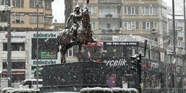 BURSA'DA ŞEHİR MERKEZİNDE KAR SÜRPRİİZ...ULUDAĞ'A ÇIKACAKLAR DİKKAT.... ŞUBAT AYININ SON GÜNLERİNDE RAMAZAN AYININ BEREKETİYLE GELEN KAR KENTİ BEYAZA BÜRÜDÜ