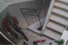 BU DA MARKA TAKINTILI HIRSIZLIK ŞÜPHELİSİ AYAKKABILARI TEK TEK KONTROL EDİP MARKASINI BEĞENMEYEN ŞÜPHELİ, AYAKKABI DOLABI ÜZERİNDEKİ ÇİÇEĞİ ALIP GİTTİ