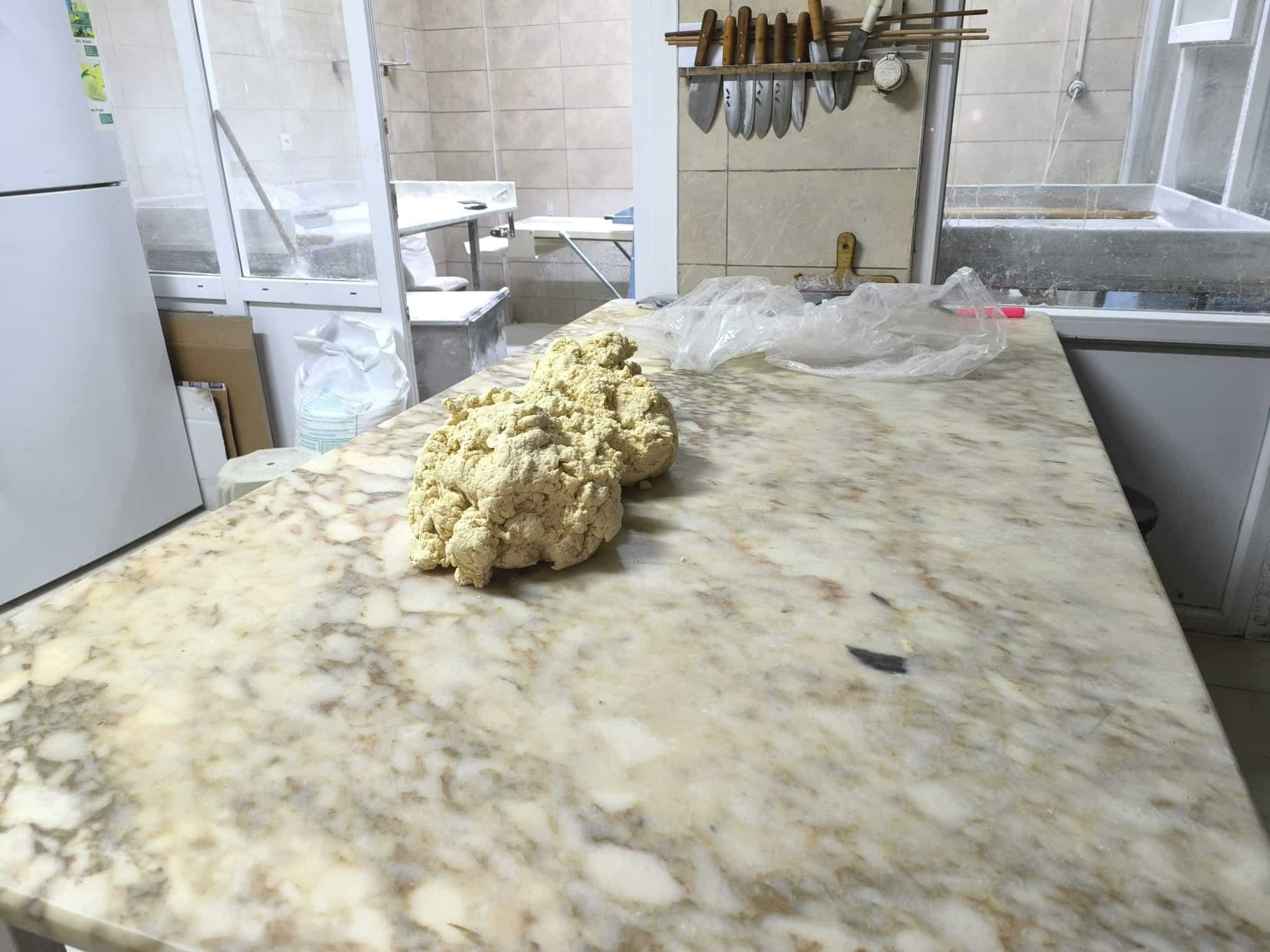 TATLI HAMURUNU AYAĞIYLA ÇİĞNEDİ ÜRETİM ALANININ ÇÖPLÜĞE DÖNDÜĞÜ, ÇALIŞANLARIN HİJYENSİZ ÇALIŞTIĞI İŞLETME MÜHÜRLENDİ