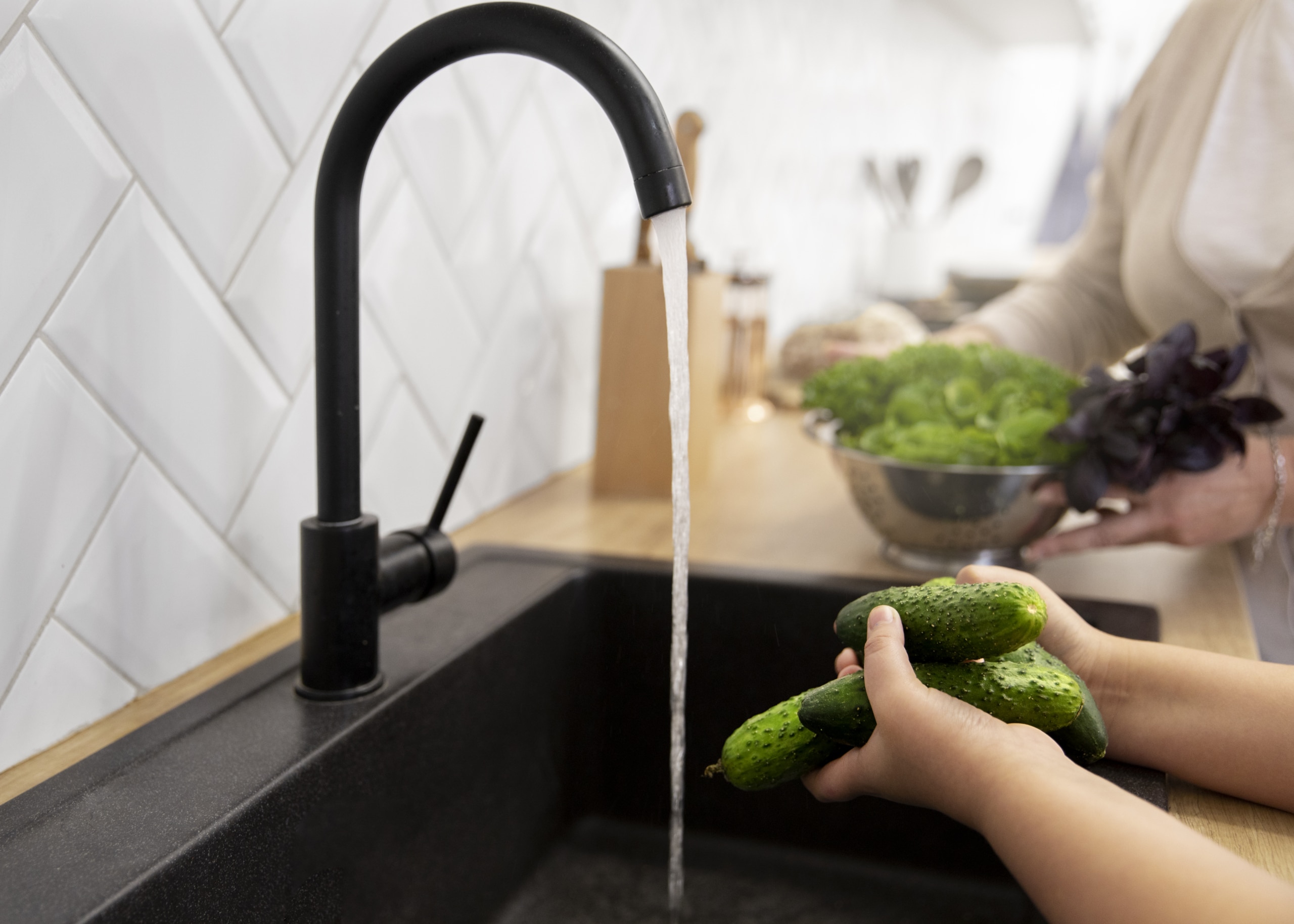 close-up-hands-washing-cucumbers-scaled-1