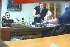 SAVCIYI TEHDİT SORUŞTURMASINDA İTİRAFÇININ İFADESİ ORTAYA ÇIKTI İTİRAFÇI: "TRAFİK IŞIKLARINDA TEKERLEKLERİNE VE ÖN YOLCU KOLTUĞUNA BİRER EL ATEŞ EDECEKSİN DEDİ" "KİMSEYİ ÖLDÜRMEYECEKSİN, AMACIMIZ SADECE KORKUTMAK DEDİ"