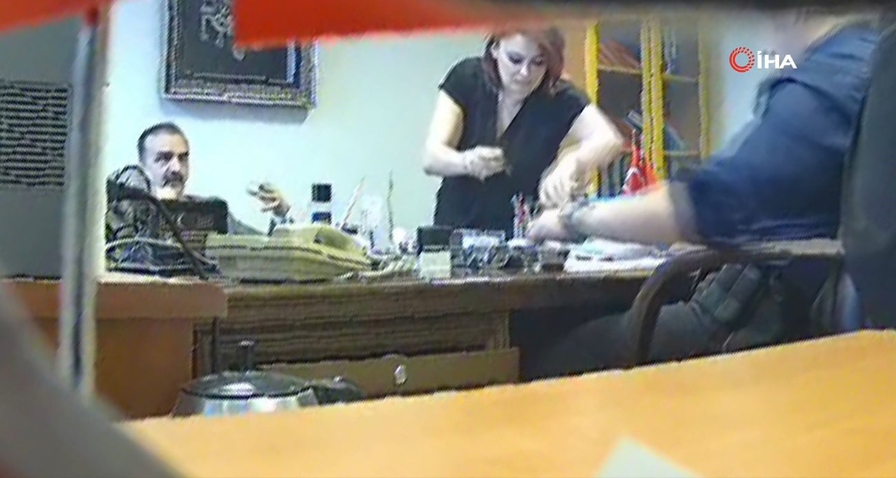 SAVCIYI TEHDİT SORUŞTURMASINDA İTİRAFÇININ İFADESİ ORTAYA ÇIKTI İTİRAFÇI: "TRAFİK IŞIKLARINDA TEKERLEKLERİNE VE ÖN YOLCU KOLTUĞUNA BİRER EL ATEŞ EDECEKSİN DEDİ" "KİMSEYİ ÖLDÜRMEYECEKSİN, AMACIMIZ SADECE KORKUTMAK DEDİ"