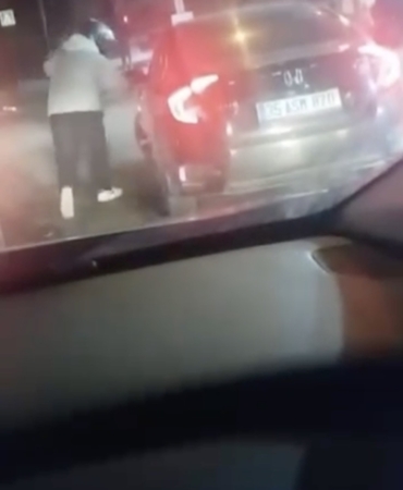 BURSA'DA TRAFİKTE MOTOSİKLETLİYE KADIN SÜRÜCÜDEN TEKME VE TOKATLI SALDIRI