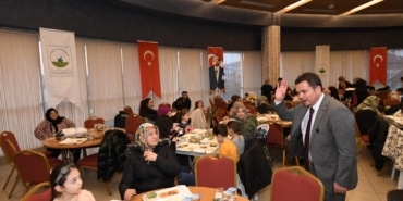 OSMANGAZİ'DE DAYANIŞMANIN ADRESİ DEMİRTAŞ OLDU BAŞKAN AYDIN YÜZLERCE YÜREKLE AYNI SOFRAYI PAYLAŞTI