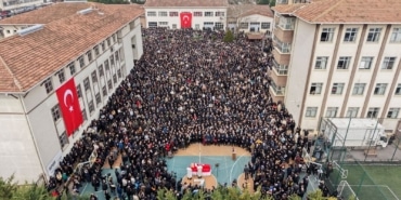 ÖĞRENCİSİ TARAFINDAN ÖLDÜRÜLEN FATMA NUR ÖĞRETMENİN ANMA TÖRENİ HAVADAN GÖRÜNTÜLENDİ