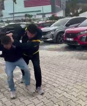 KADINLAR TUVALETİNDE KABİNE SAKLANARAK 15 KADININ FOTOĞRAF VE VİDEOSUNU ÇEKEN ERKEK ŞAHIS HAYRETE DÜŞÜRDÜ