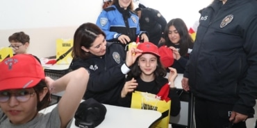 BURSA'DA ÖĞRENCİLERE POLİSLİK TANITIMI VE GÜVENLİK BİLGİLENDİRMESİ