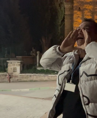 BU MAHALLEDE DAVUL ÇALANIN BAŞI BELAYA GİRİYOR...PİLAVA PİLAVA DİYE ZİLLERE BASIYORLAR EMİRSULTAN MAHALLESİ'NDE 600 YILLIK GELENEK BU RAMAZAN DA CANLANDIRILDI