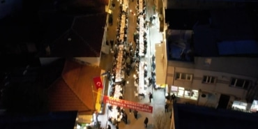 YÜZLERCE METRE UZAYAN SOFRADA 4 BİN 500 KİŞİ İFTAR YAPTI