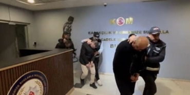 YÜKSEK FAİZLE TEFECİLİK YAPTILAR, İCRA İLE MALLARA ÇÖKTÜLER BURSA'DA MİLYONLUK TEFECİLİK VURGUNU ÇÖKERTİLDİ, 3 KİŞİ TUTUKLANDI YÜKSEK FAİZLE BORÇ VERİP İCRA BAŞLATAN ÇETEYE EŞ ZAMANLI OPERASYON