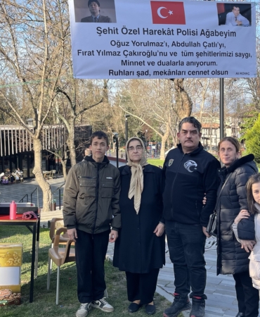 ŞEHİTLER İÇİN MEVLİT ŞEKERİ DAĞITTI