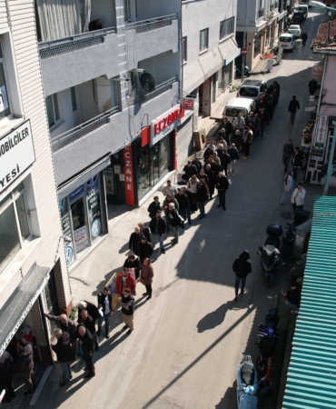 BURSA'DA APP PLAKA İZDİHAMI...KUYRUK SOKAKLARA TAŞTI 140 BİN LİRA CEZA KORKUSU SÜRÜCÜLERİ ŞOFÖRLER ODASI'NA AKIN ETTİRDİ