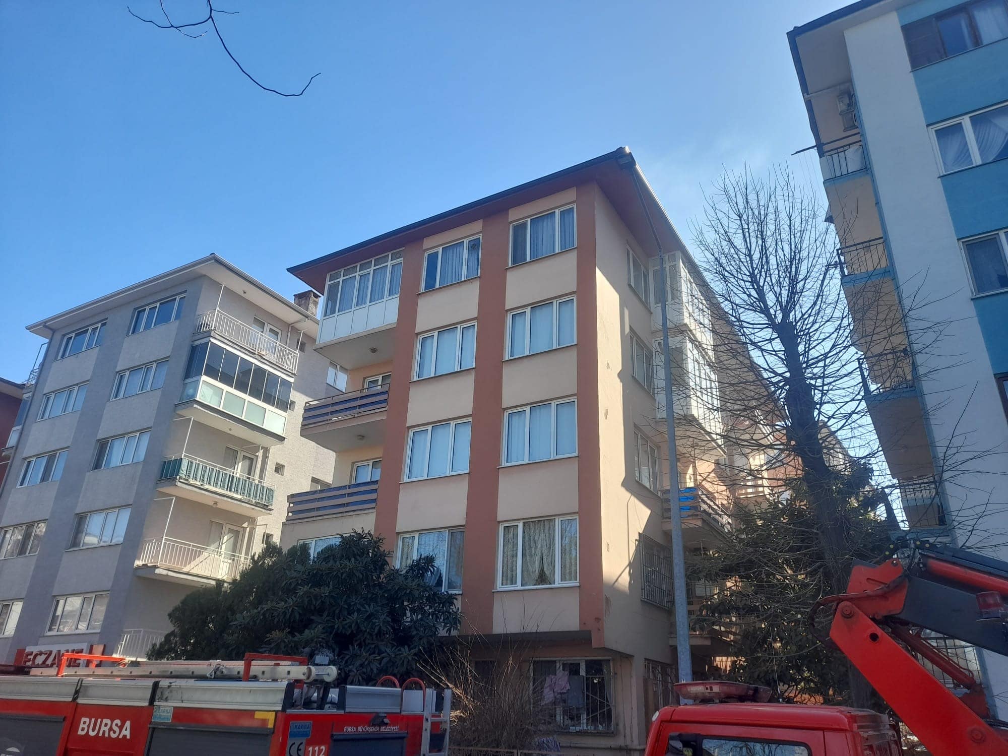 BURSA'DA APARTMAN ÇATISINDA YANGIN PANİĞİ