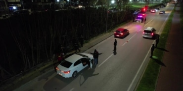 BURSA'DA YER DEĞİŞTİREN 'PİYASACILARA' POLİS BASKINI MAHALLE SAKİNLERİNİ RAHATSIZ EDEN SÜRÜCÜLERE SIKI DENETİM GÜRÜLTÜ VE KURAL İHLALİ YAPAN SÜRÜCÜLERE CEZA YAĞDI