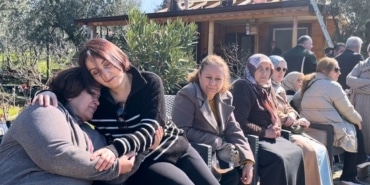 BAYRAM ARİFESİNDE EVLERİNE YIKIM EKİBİ GELİNCE BELEDİYE BAŞKANINA BEDDUA YAĞDIRDI: "SANA VERDİĞİMİZ OYLAR HARAM OLSUN" MUDANYA BELEDİYESİ BAYRAM ARİFESİ YIKIM KARARI ÇIKARINCA YÜZLERCE YER SAHİBİ TOPLANDI MUDANYA'DA KEPÇELER BAYRAM DİNLEMEDİ: KÖYLÜLER GÖZYAŞINA BOĞULDU YIKILAN EVLERİNİ GÖZYAŞLARIYLA İZLEDİLER