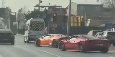 BURSA'DA İKİ LÜKS OTOMOBİL TRAFİK KURALLARINI HİÇE SAYDI