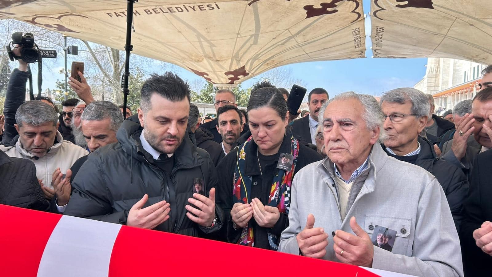 İLBER ORTAYLI İÇİN FATİH CAMİİ'NDE CENAZE TÖRENİ DÜZENLENİYOR