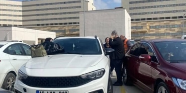 OTOPARKTA PANİK DOLU ANLAR... ARAÇTA KİLİTLİ KALAN ÇOCUK CAM KIRILARAK KURTARILDI