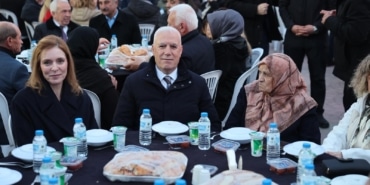 BAŞKAN BOZBEY KENDİ MAHALLESİNDE KOMŞULARIYLA İFTAR YAPTI BURSA BÜYÜKŞEHİR BELEDİYE BAŞKANI BOZBEY, KADİR GECESİ'NDE BABA OCAĞI ÖZLÜCE'DE İFTARA KATILDI KOMŞULARI VE AKRABALARIYLA İFTAR SOFRASINDA BULUŞAN BAŞKAN BOZBEY, DOĞUP BÜYÜDÜĞÜ MAHALLEDE OLMAKTAN BÜYÜK MUTLULUK DUYDUĞUNU İFADE ETTİ