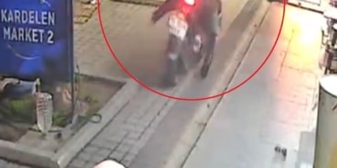 MOTOSİKLETİYLE KALDIRIMA DALDI, TEKEL BAYİSİNDEN İÇKİ ALIP KADINLARA BÖYLE SATAŞTI KADIN SÜRÜCÜ KALDIRIMDA ÖNCE KAZA YAPTI, SONRA HİÇBİR ŞEY OLMAMIŞ GİBİ TEKEL BAYİSİNDEN ALIŞVERİŞ YAPTI, ÇIKTIĞINDA YOLDA GÖRDÜKLERİ KADINLARI SAÇINDAN TUTUP DARP ETTİ MOTOSİKLETLİ KADIN DEHŞET ÜZERİNE DEHŞET SAÇTI, O ANLAR KAMERAYA ANBEAN YANSIDI
