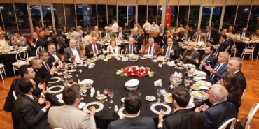 BURSA'DA ÖZLENEN TABLO...MECLİSTE SU İÇİN TARTIŞTILAR, İFTARDA AYNI SOFRADA BULUŞTULAR BÜYÜKŞEHİR MECLİSİ AİLESİ AYNI SOFRADA BULUŞTU