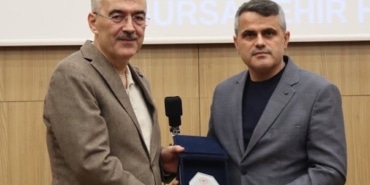1 YILDA 3 BİN 766 AMELİYAT YAPAN DOKTORA ÖDÜL BURSA VALİSİ EROL AYYILDIZ, BİR YILDA 3 BİN 766 AMELİYAT YAPAN ŞEHİR HASTANESİ DOKTORU PROF. DR. NAİL KAHRAMAN'A TIP BAYRAMI'NDA PLAKET TAKDİM ETTİ
