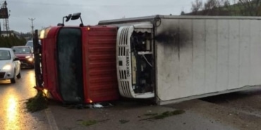 BURSA'DA DİREKSİYON HAKİMİYETİNİ KAYBEDEN SÜRÜCÜ FABRİKAYA ÇARPTI: 2 YARALI