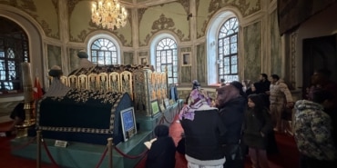 EMİRSULTAN TÜRBESİN'DEKİ SAKAL-I ŞERİFE ZİYARETÇİ AKINI BURSALILAR BAYRAM SEBEBİYLE EMİR BUHARİ HAZRETLERİNİ ZİYARETE KOŞTULAR